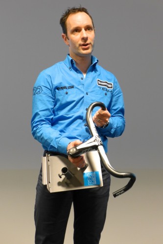 Bas van Dooren présente l'ensemble cintre-potence utilisé notamment par Cavendish.