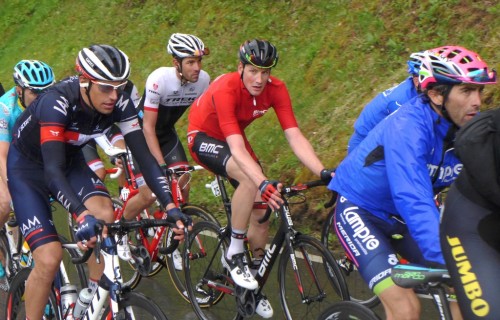 Stefan Küng (en rouge) dans la montée de l'étape de Champex, au lendemain de son exploit de Fribourg. (Photo JF)