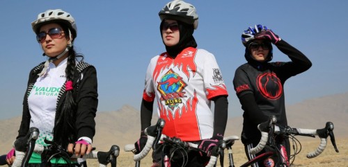 Dans les rues de Kaboul elles sont admirées ou exécrées. L’équipe féminine de cyclisme afghane lutte à vélo pour l’émancipation des femmes de leur pays.